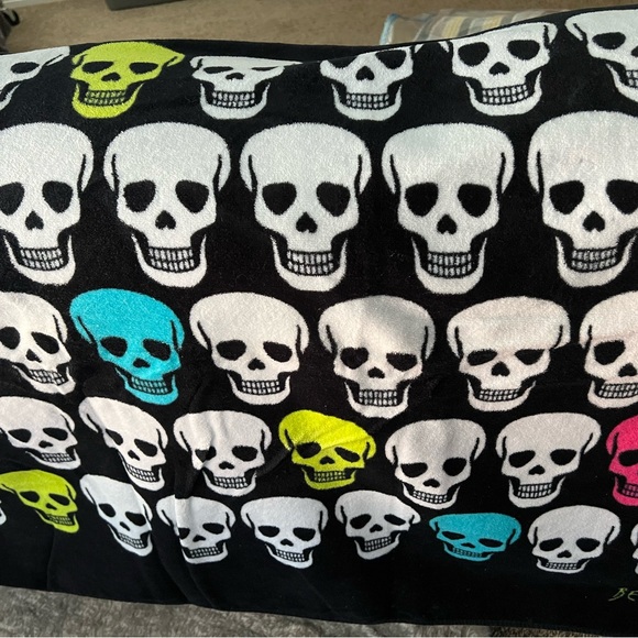 Betsey Johnson beach towel skull - Picture 1 of 3